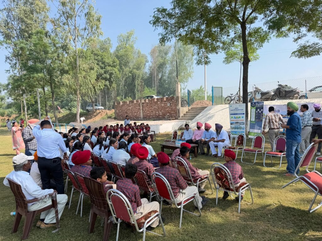 ਸਵੱਛਤਾ ਗਿਆਨ ਯਾਤਰਾ ਤਹਿਤ ਵਿਦਿਆਰਥੀਆਂ ਨੂੰ ਡੀ.ਈ.ਡਬਲਿਊ.ਏ.ਟੀ.ਐੱਸ. ਪ੍ਰਣਾਲੀ ਬਾਰੇ ਕੀਤਾ ਜਾਗਰੂਕ 2 Students Educated About the DEWATS System Under Swachhta Gyan Yatra