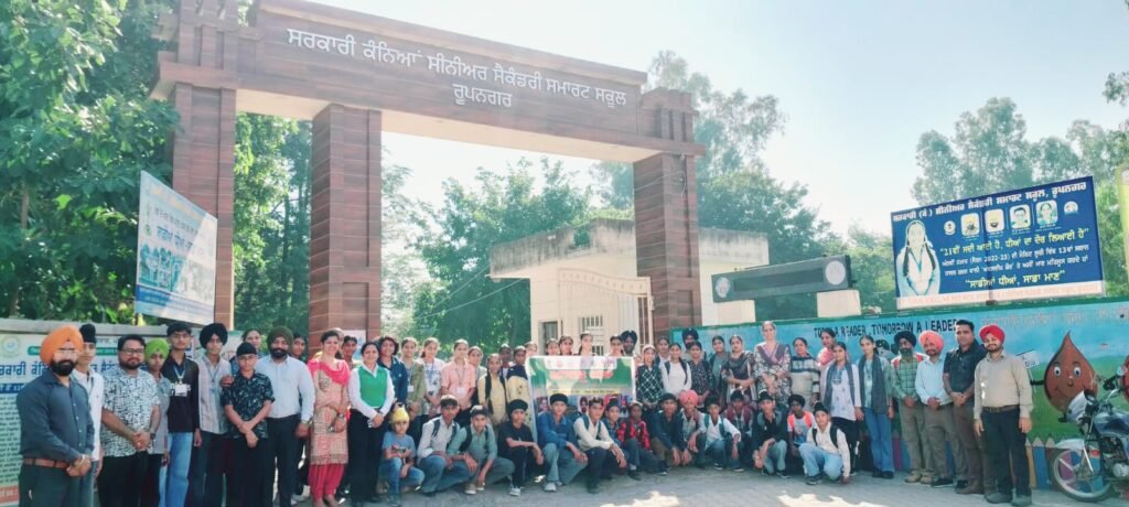 Students from Rupnagar district reached Morni Hill to set up a nature camp, ਫੋਟੋ ਕੈਪਸ਼ਨ: ਨੇਚਰ ਕੈਂਪ ਲਈ ਵਿਦਿਆਰਥੀਆਂ ਦੀ ਬੱਸ ਨੂੰ ਰਵਾਨਾ ਕਰਦੇ ਹੋਏ ਪ੍ਰਿੰਸੀਪਲ ਸੰਦੀਪ ਕੌਰ।